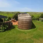 De Hut, In Natuurgebied En Vlakbij Het