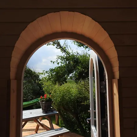 De Hut, In Natuurgebied En Vlakbij Het Campsite *