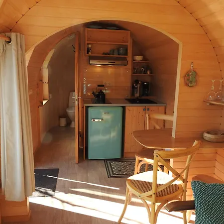 De Hut, In Natuurgebied En Vlakbij Het