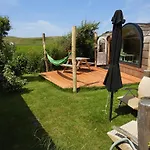 De Hut, In Natuurgebied En Vlakbij Het Camping